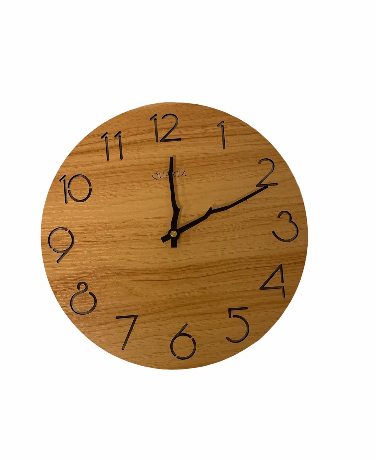 Väggklocka träfärgad med kvistvisare