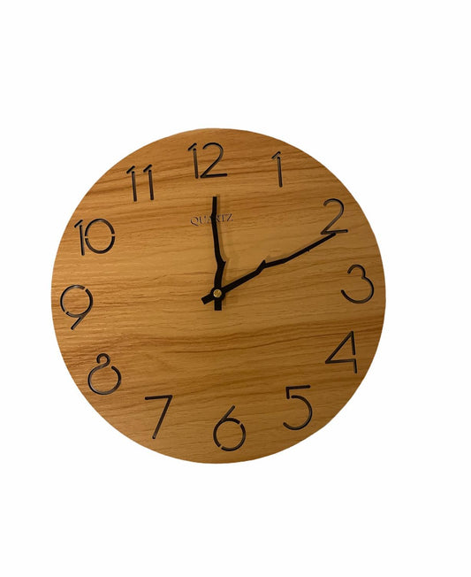 Väggklocka träfärgad med kvistvisare